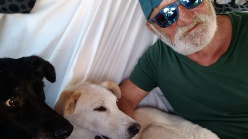 Usta Aktör, Köpeğini Ararken Ayağını Kırdı.
