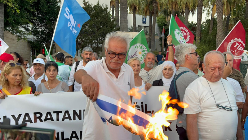 Barış Eyleminde, İsrail Bayrağı Yakıldı.