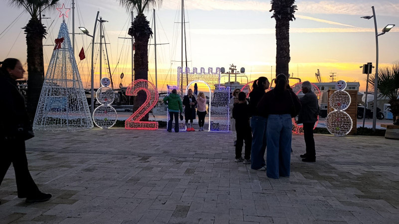 Turgutreis’te Yeni Yıl Heyecanı: 2026 Işıltıyla Karşılanıyor!