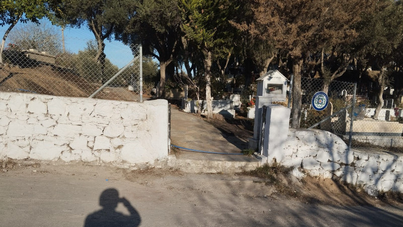 Turgutreis'te Akçaalan Mezarlığı Kapısı Çalındı: Mahalle Sakinleri Şaşkın ve Tepkili!