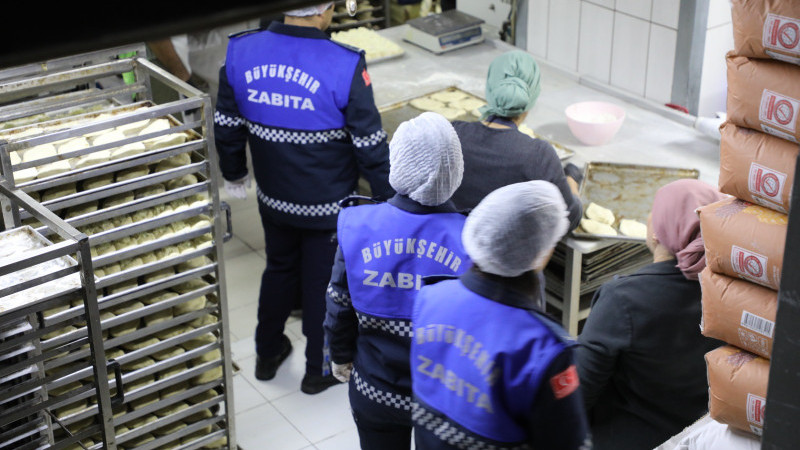 Büyükşehir Zabıtası Halk Sağlığı İçin Görevde