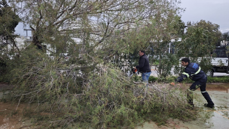 Belediye Ekiplerinden Fırtına ve Yağış Mesaisi