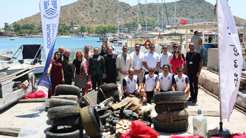 Akyarlar ’da Denizden 850 Kg Atık Çıkarıldı