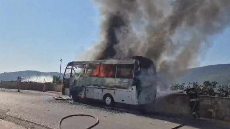 Güvercinlik’te Korkutan Yangın: Servis Minibüsü Kül Oldu!