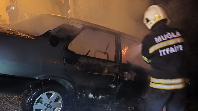 Bodrum’da Açık Alanda Kaza Yapan Araç Alev Alev Yandı